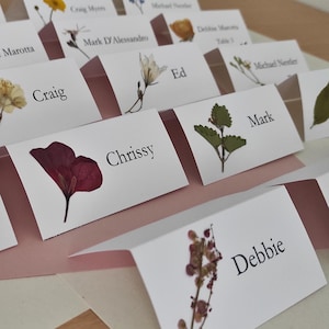 Personalisierte Hochzeit Tischkarten mit echten Blumen, Hochzeit Tischkarten, Benutzerdefinierte Platzkarten für Hochzeiten im Freien, Benennung platzierter Karten