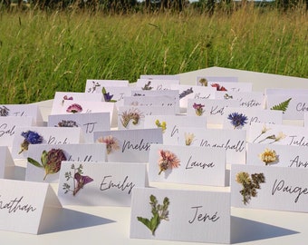 Handgefertigte gepresste Blumen-Tischkarten mit ECHTEN Blumen, Hochzeitstischkarten, Hochzeitsgedecke mit Wiesenblumen, Blumen-Ortsnamen