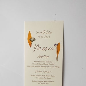 DRUKOWANE Menu Weselne z prawdziwymi suszonymi kwiatami, Menu Gościnne, Menu Weselne z Kwiatami, Dekoracja Stołu Weselnego. Menu inspirowane naturą. Ręcznie robione menu.