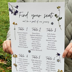 Tafelschikking bruiloft bedrukt met geperste bloemen. Plattegrond met bloemen. Bruiloftsdecoraties met bloemen. Tafelplan babyshower.