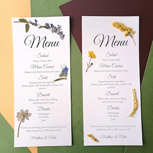 GEDRUKT trouwmenu met echte geperste bloemen, gastenmenu, bloemen trouwmenu, tafeldecoratie bruiloft. Op de natuur geïnspireerd menu. Handgemaakte menukaart.