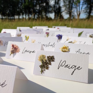 Marque-places de fleurs pressées à la main avec de VRAIS fleurs, cartes de table de mariage, couverts de mariage avec fleurs des prés, noms de lieux de fleurs image 2