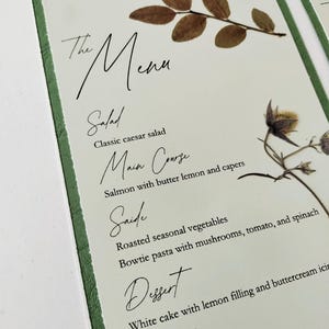 Gedrucktes Hochzeitsmenü mit echten gepressten Blumen, Handgemachtes Menü, Florales Menü, Hochzeit Tischdekor. Von der Natur inspiriertes Menü. Rustikales Menü