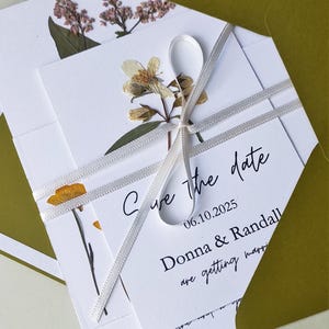 Individuelle Hochzeitseinladung mit echten gepressten Blumen und Band, Hochzeitseinladung im Freien, Gedruckte Einladungen für Gartenhochzeit