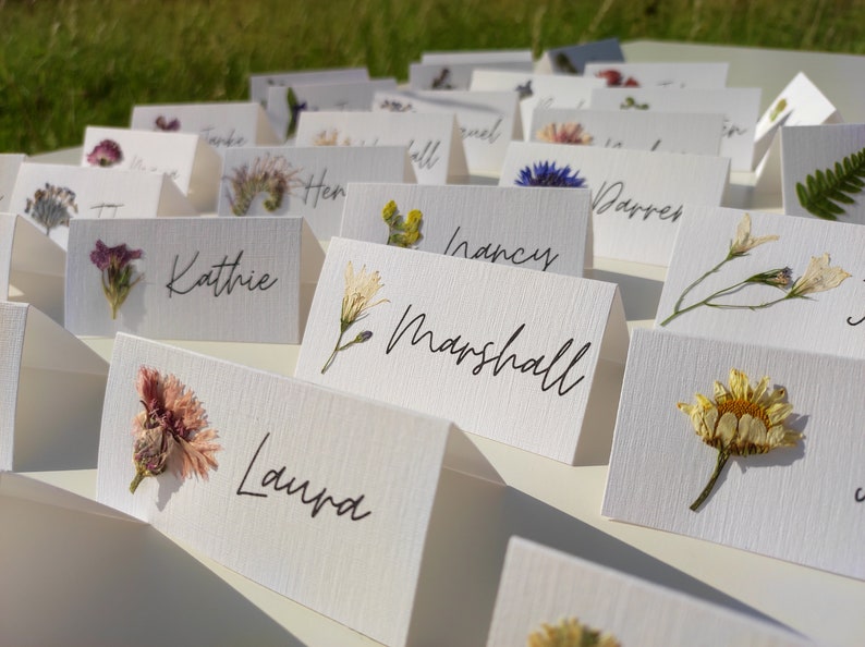 Marque-places de fleurs pressées à la main avec de VRAIS fleurs, cartes de table de mariage, couverts de mariage avec fleurs des prés, noms de lieux de fleurs image 9