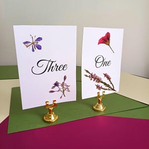 Tischnummernkarten mit gepressten Blumen. Hochzeit Tischnummer mit Blumen. Hochzeitsdekokarten mit gepressten Blumen.