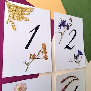 Cartões de números de mesa com flores prensadas. Números de mesa de casamento com flores. Cartões de decoração de casamento com flores prensadas.