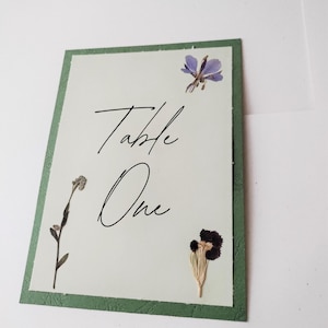Tischnummernkarten mit gepressten Blumen. Hochzeit Tischnummer mit Blumen. Pistaziengrünes Papier. Rustikale Hochzeiten. Blumen-Tischnummern