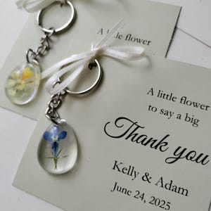 Lembrancinhas para convidados de casamento. Presente para convidados de despedida de solteira, chá de bebê. Lembrancinhas de casamento com flores prensadas. Chaveiro de presente de agradecimento personalizado.