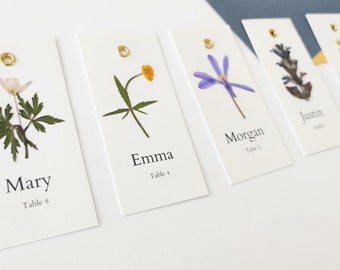 Marque-places plats pressés faits à la main avec de vraies fleurs / Marque-pages et cartes d'escorte / Cartes de visite pour tables de réception avec fleurs des prés