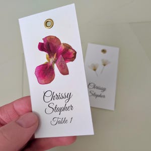 Tarjetas de lugar de boda personalizadas con flores REALES. Tarjetas de lugar personalizadas para bodas al aire libre, bodas en el jardín, tarjetas de lugar de mesa personalizadas