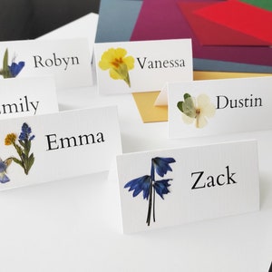 Personalisierte Tischkarten mit echten Blumen, Tischkarten für die Hochzeit im Freien, Hinterhofhochzeit, Benutzerdefinierte Platzkarten