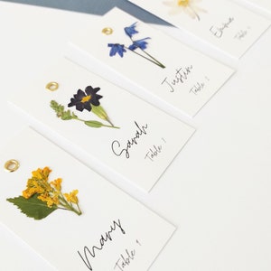 Gepersonaliseerde trouwkaarten met ECHTE bloemen. Tafelplaatskaarten, platte tafelkaarten voor buitenbruiloft, tuinhuwelijk. plaatsingskaarten