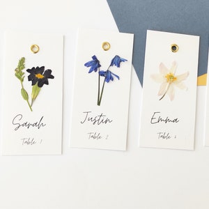 Gepersonaliseerde trouwkaarten met ECHTE bloemen. Aangepaste tafelplaatskaarten voor buitenbruiloft, tuinhuwelijk, plaatsingskaarten