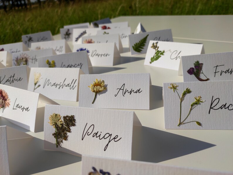 Marque-places de fleurs pressées à la main avec de VRAIS fleurs, cartes de table de mariage, couverts de mariage avec fleurs des prés, noms de lieux de fleurs image 8