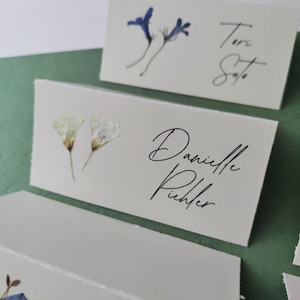 Marque-places de mariage personnalisés avec de vraies fleurs, cartes de nom de table personnalisées sous tente pour mariage dans le jardin, mariage de fleurs, cartes botaniques