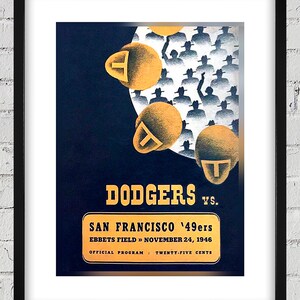 Può includere: Un poster vintage che pubblicizza una partita di baseball tra i Dodgers e i San Francisco 49ers. Il poster presenta uno sfondo blu con un cerchio bianco al centro. Il cerchio è pieno di silhouette di persone che indossano cappelli. Il testo "DODGERS VS. SAN FRANCISCO '49ers EBBETS FIELD >> NOVEMBER 24, 1946 OFFICIAL PROGRAM TWENTY-FIVE CENTS" è stampato in giallo sul poster.