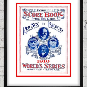 Może przedstawiać: Winietkowy program punktacji z World Series 1916 pomiędzy Red Sox i Brooklyn. Okładka zawiera zdjęcia menedżerów i prezesów obu drużyn.