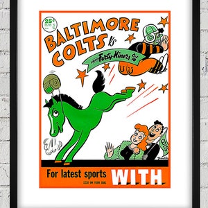 Può includere: Un poster vintage che pubblicizza una partita di football americano tra i Baltimore Colts e i Forty-Niners. Il poster presenta un cavallo di cartone animato che calcia un giocatore di football, con due tifosi che tifano sullo sfondo. Il testo sul poster recita "Baltimore Colts vs. Forty-Niners" e "Per le ultime notizie sportive con 1230 sul tuo quadrante."