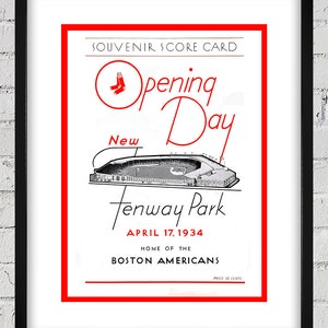 Könnte beinhalten: Eine rote und weiße Souvenir-Scorecard für den Eröffnungstag des Fenway Parks am 17. April 1934. Die Karte zeigt eine Schwarzweißillustration des Ballparks mit dem Text "Opening Day" und "New Fenway Park" in Rot.