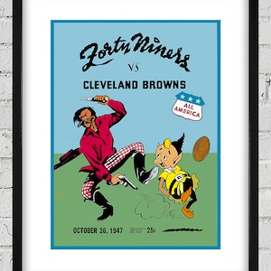 Può includere: Poster vintage incorniciato con un'illustrazione a fumetti di una partita di football americano tra i Forty Niners e i Cleveland Browns. Il poster include la data del 26 ottobre 1947 e il prezzo di 25c.