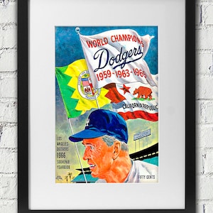 Może przedstawiać: Okładka vintage'owego rocznika pamiątkowego Los Angeles Dodgers z 1966 roku z kolorową ilustracją baseballisty w niebieskiej czapce z białym logo "LA" i czerwono-biało-niebieską flagą z tekstem "City of Los Angeles" i "Founded 1850". Okładka zawiera również czerwono-biało-niebieską flagę z tekstem "World Champions Dodgers 1959-1963-1965" i czerwono-biało-niebieską flagę z tekstem "California Republic". Okładka zawiera również tekst "Los Angeles Dodgers 1966 Souvenir Yearbook" i "Fifty Cents".