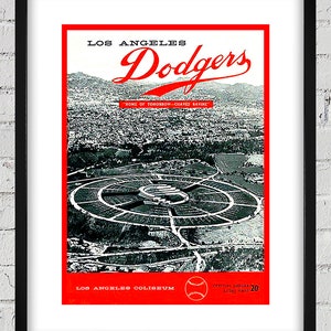 Może przedstawiać: Winietkowy plakat w kolorze czerwonym i białym przedstawiający drużynę baseballową Los Angeles Dodgers. Plakat przedstawia lotniczy widok na Los Angeles Coliseum, z tekstem "Los Angeles Dodgers" i "Home of Tomorrow - Chavez Ravine" w czerwonych literach.