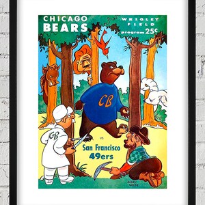 Può includere: Un'illustrazione di cartoni animati vintage dei Chicago Bears che giocano contro i San Francisco 49ers. La mascotte dei Chicago Bears è un orso che indossa una maglia blu con le lettere "CB" sul davanti. La mascotte dei San Francisco 49ers è un boscaiolo con la barba e una camicia a quadri. Il testo "Chicago Bears" e "San Francisco 49ers" è stampato sull'immagine. Il testo "Wrigley Field" e "programma 25c" è anche stampato sull'immagine.