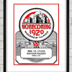 Op de afbeelding: Een zwart-witte illustratie van een kasteel met een rode cirkel eromheen. De tekst "HOMECOMING 1920 WISCONSIN-ILLINOIS" staat rond de cirkel. Onder de cirkel bevindt zich een zwart-witte illustratie van een brug en de tekst "NOV. 13, 1920. SOUVENIR PROGRAM PRICE 25¢".