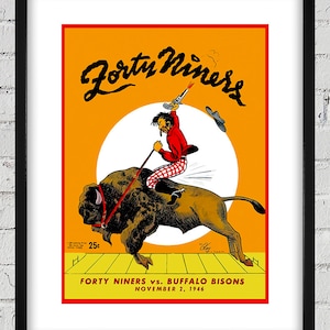 Può includere: Un poster vintage che pubblicizza una partita di football tra i Forty Niners e i Buffalo Bisons. Il poster presenta un'immagine di un cowboy che cavalca un bufalo, con il testo "Forty Niners" in un font stilizzato. La partita è in programma per il 2 novembre 1946, e il prezzo del biglietto è di 25 centesimi.