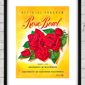 Op de afbeelding: Een vintage programmacover voor de Rose Bowl-wedstrijd op 1 januari 1953, met een boeket rode rozen op een gele achtergrond. De tekst luidt "OFFICIAL PROGRAM Rose Bowl JANUARY 1, 1953 UNIVERSITY OF WISCONSIN VS. UNIVERSITY OF SOUTHERN CALIFORNIA 50c".