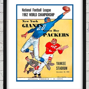 Może przedstawiać: Okładka programu z epoki dla meczu o mistrzostwo świata NFL z 1962 roku pomiędzy New York Giants i Green Bay Packers. Okładka przedstawia ilustracje graczy w akcji, z tekstem "National Football League 1962 World Championship" u góry i "Yankee Stadium December 30, 1962" u dołu.