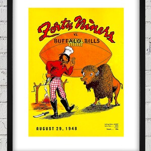 Può includere: Un poster vintage giallo che pubblicizza una partita di football americano tra i Fort Worth Miners e i Buffalo Bills. Il poster presenta un'immagine di un cowboy dei cartoni animati che cucina un bufalo sopra un fuoco. Il testo sul poster recita "Fort Worth Miners vs. Buffalo Bills" e "August 29, 1948".