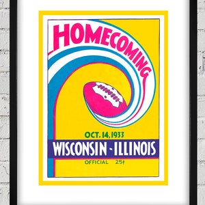 Op de afbeelding: Een vintage gele, roze en blauwe poster die reclame maakt voor een homecoming-voetbalwedstrijd tussen Wisconsin en Illinois op 14 oktober 1933. De poster toont een gestileerde voetbal en de tekst "HOMECOMING" in een gebogen lettertype.