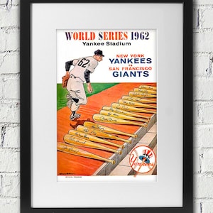 Op de afbeelding: Een vintage World Series 1962-programma met een cartoonillustratie van een honkballer die een trap van knuppels oprent. Het programma toont de New York Yankees tegen de San Francisco Giants. De tekst "WORLD SERIES 1962" en "Yankee Stadium" staat bovenaan het programma. De tekst "NEW YORK YANKEES VS SAN FRANCISCO GIANTS" staat in het midden van het programma. Het programma heeft onderaan een blauw en wit Yankees-logo.