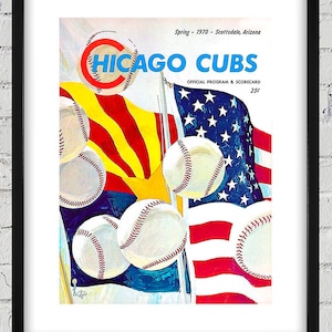 Könnte beinhalten: Ein Vintage-Baseballprogramm und eine Scorecard der Chicago Cubs aus dem Frühjahr 1970 in Scottsdale, Arizona. Das Programm zeigt eine amerikanische Flagge in Rot, Weiß und Blau und eine Flagge von Arizona mit einer gelben Sonne und roten Streifen. Das Programm ist von Baseballs umgeben.