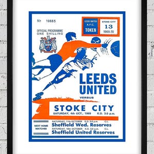 Puede incluir: Un programa vintage para un partido de fútbol entre Leeds United y Stoke City. El programa presenta una foto de dos jugadores en acción, con el nombre y el logotipo del equipo Leeds United en azul y blanco. El programa está fechado el sábado 4 de octubre de 1969.