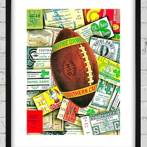 Könnte beinhalten: Eine Collage aus Vintage-Tickets und Erinnerungsstücken von einem Footballspiel zwischen Notre Dame und Südkalifornien. Die Collage zeigt einen braunen Lederfußball, grüne Kleeblätter und den Text "Notre Dame" und "Southern California".