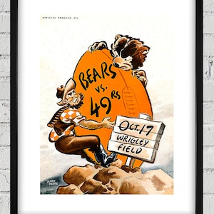 Può includere: Un'illustrazione vintage della copertina di un programma di una partita di football americano con un orso dei cartoni animati che tiene un pallone da football con il testo "Bears vs. 49ers" e un personaggio da cowboy che spinge contro il pallone. Il testo "Oct. 17 Wrigley Field" è su un cartello in primo piano.