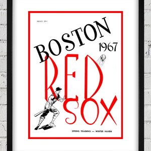 Könnte beinhalten: Ein Vintage-Baseballprogramm der Boston Red Sox aus dem Jahr 1967 mit einer Schwarzweißillustration eines Baseballspielers, der mit einem Schläger rennt. Der Text "BOSTON RED SOX" ist rot und der Text "SPRING TRAINING - WINTER HAVEN" ist schwarz.