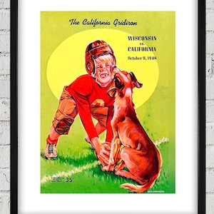 Op de afbeelding: Een vintage poster die reclame maakt voor een American footballwedstrijd tussen Wisconsin en Californië. De poster toont een jonge jongen in een voetbaluniform met een hond. De tekst op de poster luidt "The California Gridiron, Wisconsin vs. California, October 9, 1948".
