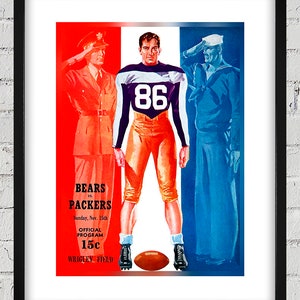 Może przedstawiać: Winietkowy plakat reklamujący mecz futbolu amerykańskiego między Bears i Packers. Na plakacie widnieje zawodnik futbolu amerykańskiego w koszulce z numerem 86, stojący między żołnierzem i marynarzem, którzy oboje salutują. Tekst na plakacie brzmi "Bears vs Packers, Sunday, Nov. 15th, Official Program 15c, Wrigley Field."