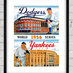 Puede incluir: Una portada de programa vintage de la Serie Mundial de 1956 con los Brooklyn Dodgers y los New York Yankees. Los Dodgers están representados por un jugador con un uniforme azul con el logotipo del equipo en la gorra, de pie frente a Ebbets Field. Los Yankees están representados por un jugador con un uniforme a rayas con el logotipo del equipo en la gorra, de pie frente al Yankee Stadium. El texto "WORLD 1956 SERIES" está impreso en negrita en la parte superior del programa.