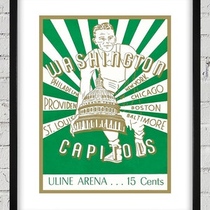 Può includere: Poster vintage incorniciato con un design verde e oro. Presenta le parole "WASHINGTON CAPITOLS" e un'illustrazione di un uomo che tiene in mano il Campidoglio. Il poster include nomi di città e il testo "ULINE ARENA... 15 Cents".