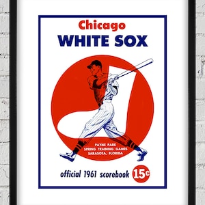 Könnte beinhalten: Ein Vintage-Baseball-Scorebook der Chicago White Sox aus dem Jahr 1961. Das Cover zeigt einen roten Kreis mit einem Baseballspieler in weißer Uniform, der einen Schläger schwingt. Der Text "PAYNE PARK SPRING TRAINING GAMES SARASOTA, FLORIDA" ist unter dem Spieler gedruckt. Der Text "official 1961 scorebook 15c" ist unten auf dem Cover gedruckt.