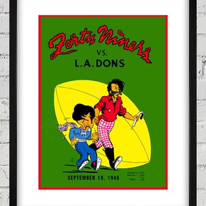 Può includere: Un poster vintage verde e giallo che pubblicizza una partita di football tra i Forty Niners e gli L.A. Dons il 19 settembre 1948. Il poster presenta un'illustrazione di due uomini che camminano con un pallone da football.