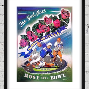 Puede incluir: Un póster vintage para el partido de la Rose Bowl de 1947 entre la Universidad de Illinois y UCLA. El póster presenta una representación del partido con jugadores en acción, un precio de 50 centavos y un fondo de rosas.