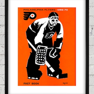 Könnte beinhalten: Eine Schwarzweißillustration eines Hockeytorwarts, der ein Flyers-Trikot und eine Maske trägt und auf einem orangefarbenen Hintergrund steht. Der Text "PHILADELPHIA FLYERS 1969-70" befindet sich oben im Bild, und "FACT BOOK" und "1,00 $" unten.