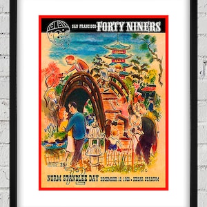 Può includere: Un poster vintage che pubblicizza una partita di football americano dei San Francisco Forty Niners. Il poster presenta un'illustrazione di un giardino giapponese con una pagoda e un ponte. Il testo sul poster recita "Norm Standlee Day December 10, 1950 - Kezar Stadium".