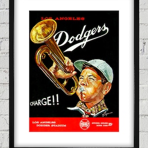 Może przedstawiać: Winietkowa karta punktacji meczu baseballowego Los Angeles Dodgers z 1962 roku. Karta przedstawia czerwoną i białą ilustrację chłopca grającego na trąbce z napisami "CHARGE!!" i "Los Angeles Dodgers Stadium" wydrukowanymi na czerwono. Karta jest oprawiona w czarną ramkę.